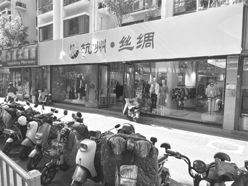 近日,位于济南市历下区文化西路的波司登门店变成了一家“杭州丝绸”专卖店,引发不少市民驻足观望